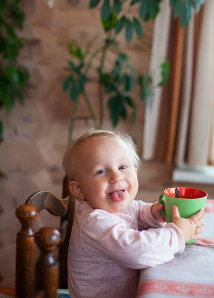 Ładna Dziewczynka Picie Herbaty Jej Cup — Zdjęcie stockowe