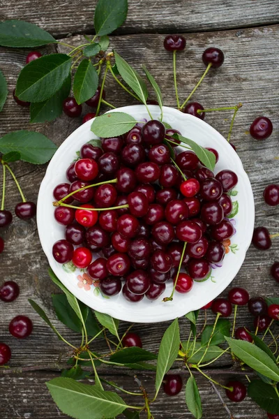 Cerezas Maduras Superficie Madera —  Fotos de Stock