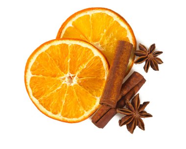 Kurutulmuş portakal ve baharat üzerine beyaz izole