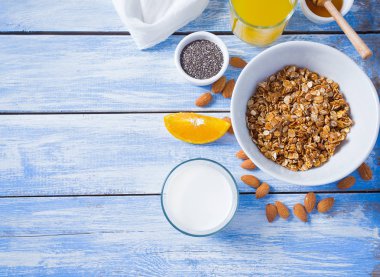 ahşap yüzey üzerinde sağlıklı ev yapımı granola 