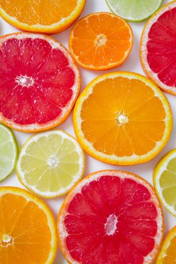 üstten görünüm limon dilimleri beyaz arka plan üzerinde izole meyve