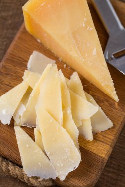 Parmesan peynir dilimleri bir tablo