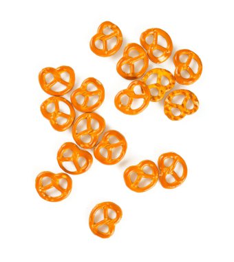 Beyaz arka plan üzerinde izole lezzetli çıtır simit