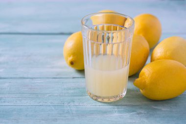Taze sıkılmış limon suyu.
