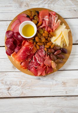 Beyaz ahşap yüzey Antipasti tabağında