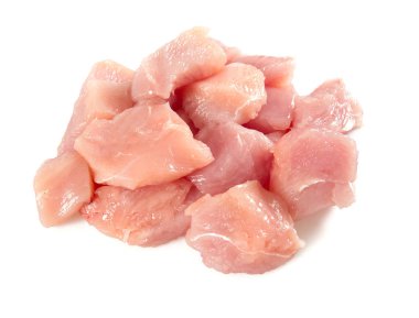 Beyaz arka plan üzerinde izole çiğ hindi fileto parçaları yakından görmek