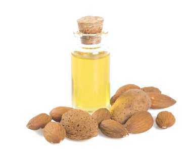 Badem yağı beyaza izole edilmiş.