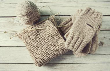 örgü Beyaz ahşap zemin üzerinde