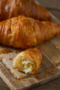 lezzetli taze kruvasanlar ahşap yüzey üzerinde görmek