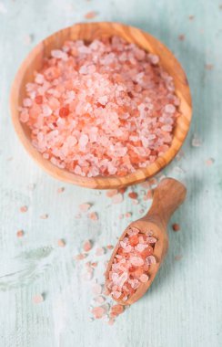 Himalaya tuz turkuaz ahşap yüzey üzerinde