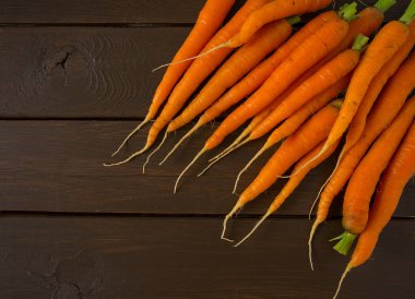 Tahta yüzeyde taze havuç