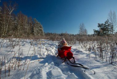 kızakları içinde uyuyan sevimli kız