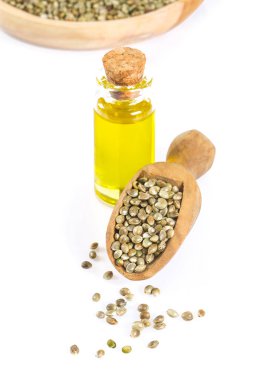Kenevir tohumu yağı üzerinde beyaz izole
