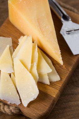 Parmesan peynir dilimleri bir tablo