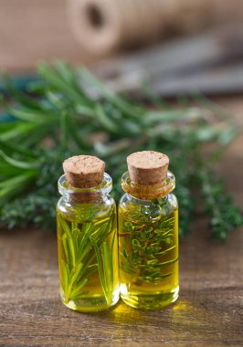 ahşap yüzeyde biberiye yağı