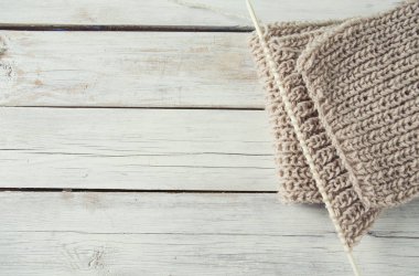 Beyaz ahşap yüzeyde örgü