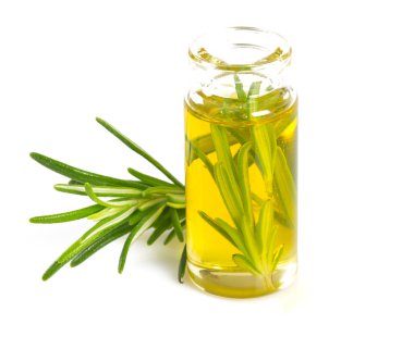 Beyaz arka plan üzerinde izole biberiye yağı