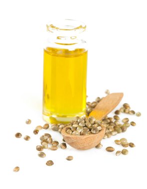 Beyaz arkaplanda kenevir tohumu yağı