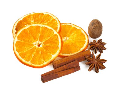 Kurutulmuş portakal ve baharat üzerine beyaz izole