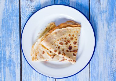 Krep mavi ahşap yüzey üzerinde