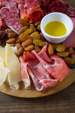 ahşap yüzey tepside Antipasti