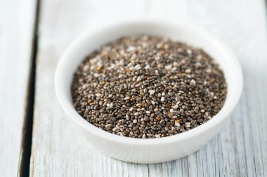 Ahşap yüzeyde chia tohumları