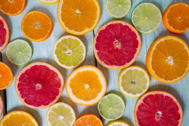 Narenciye meyve dilimleri üstten görünüm turkuaz ahşap zemin üzerine