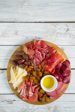 Beyaz ahşap yüzey Antipasti tabağında