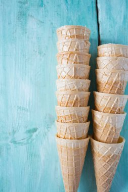 lezzetli gözleme dondurma koni ahşap turkuaz zemin üzerine