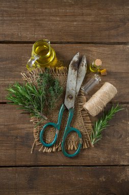 zeytin yağı ile ahşap yüzey üzerinde otlar