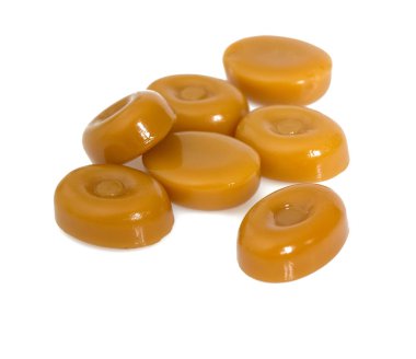 Beyaz arka plan üzerinde izole tatlı süt karamelli şeker