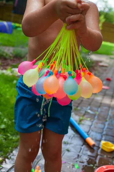 Bambino Che Gioca Con Palloncini Acqua — Foto Stock