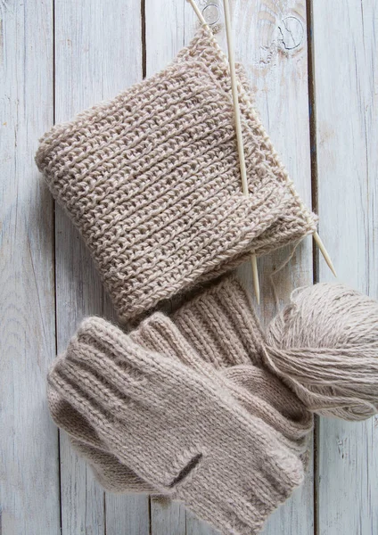 Tricot Gris Sur Surface Bois — Photo