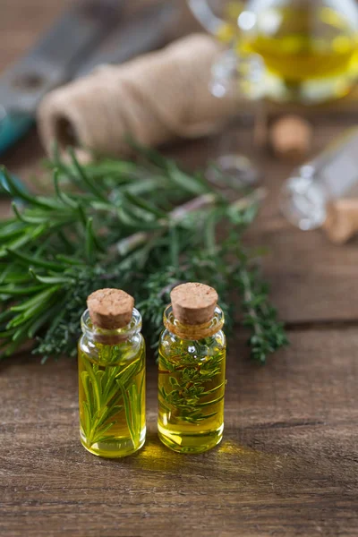 Olijfolie Met Kruiden Houten Oppervlak — Stockfoto