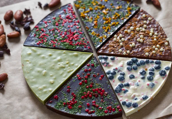 Süße Schokoladenpizza Auf Hölzerner Oberfläche — Stockfoto