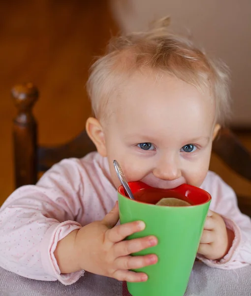 Adorable Niño Niña Está Bebiendo Una Taza — Foto de Stock