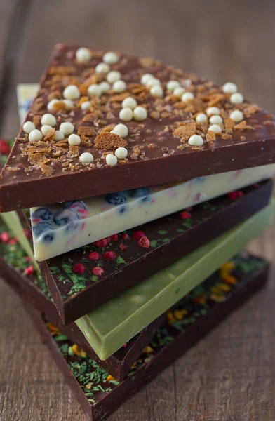Dreiecksscheiben Schokolade Auf Holzoberfläche — Stockfoto