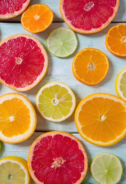 Bovenaanzicht Van Citrusvruchten Segmenten Turquoise Houten Achtergrond — Stockfoto