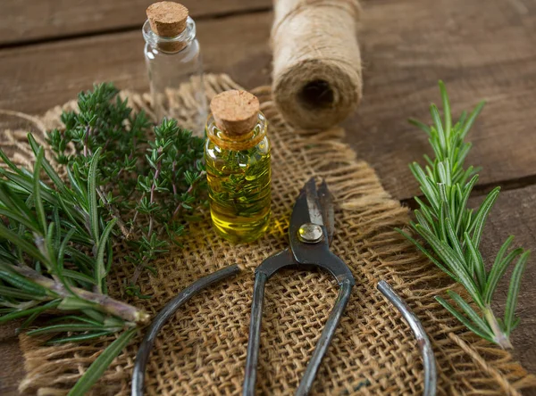 Olijfolie Met Kruiden Houten Oppervlak — Stockfoto