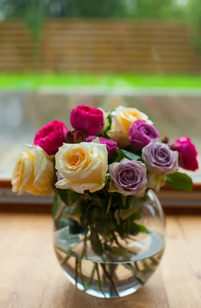 Florero Con Hermosas Flores Lado Ventana —  Fotos de Stock