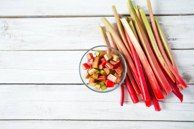 sağlıklı ravent yakından görmek ahşap yüzeyde kaynaklanıyor