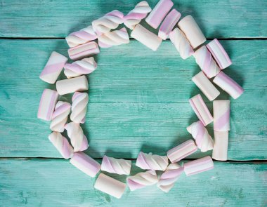 Turkuaz ahşap yüzey üzerinde tatlı yapışkan şekerleme