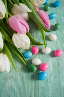 Lale ve Paskalya şekerler ahşap yüzey üzerinde