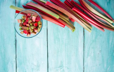 sağlıklı ravent yakından görmek ahşap yüzeyde kaynaklanıyor