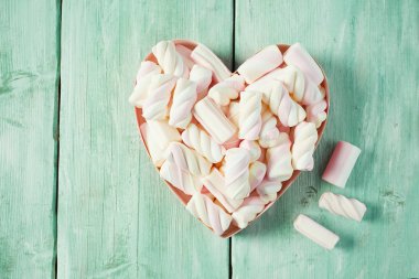 Turkuaz ahşap yüzey üzerinde tatlı yapışkan şekerleme