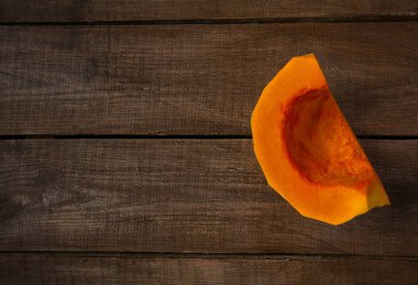 ahşap yüzey üzerinde kabak dilim