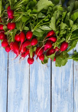 ahşap yüzey üzerinde taze ham turp