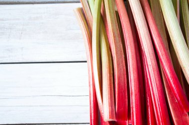 sağlıklı ravent yakından görmek ahşap yüzeyde kaynaklanıyor