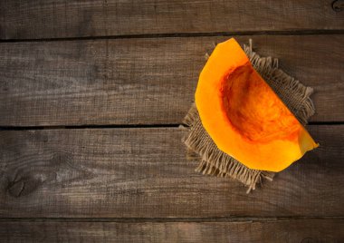 ahşap yüzey üzerinde kabak dilim