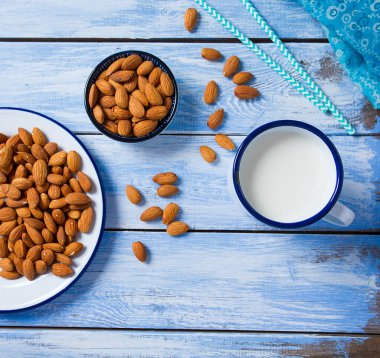 mavi ahşap yüzeyde badem sütü